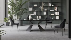 необычный стол из европы